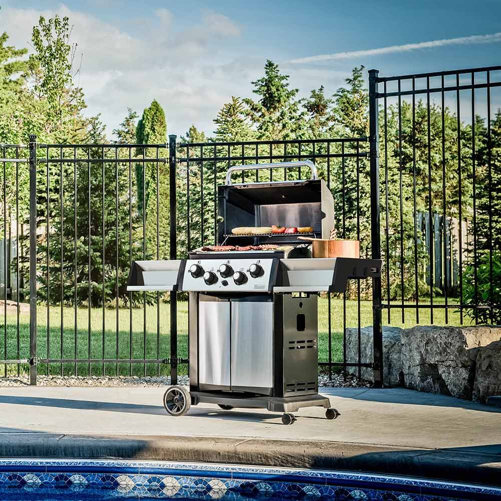 Broil King Signet 390 Gas Grill 94688